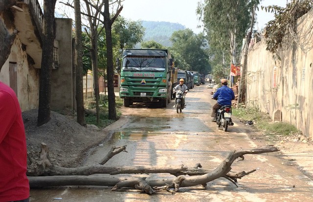 Rủ nhau chặn xe xin đểu, bị đánh nhập viện - Ảnh 1.