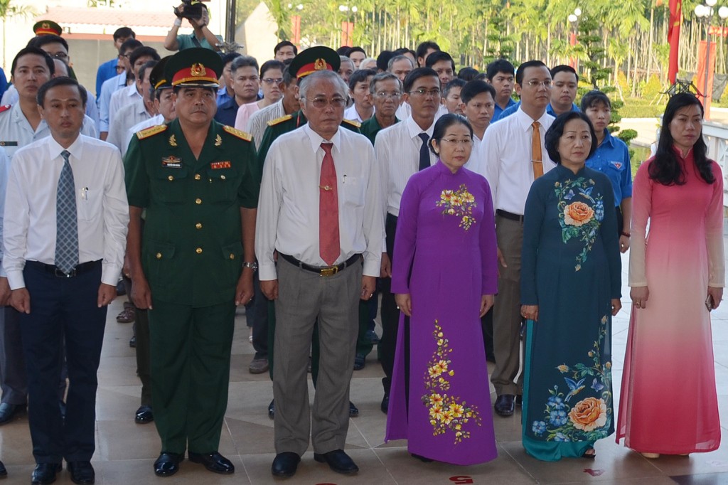 L&atilde;nh đạo TP HCM tưởng niệm ng&agrave;y Khởi nghĩa Nam kỳ - Ảnh 2.