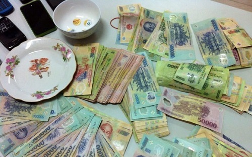 Phó chủ tịch xã bị bắt quả tang đánh bạc trong nhà nghỉ