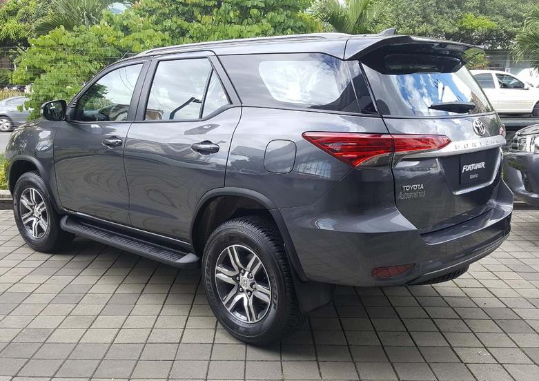 Giật mình xe bạc tỷ bị ép mua kiểu "bia kèm lạc"