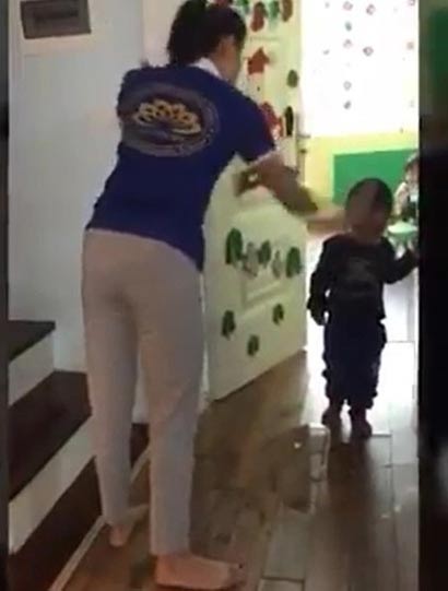 
Gi&aacute;o vi&ecirc;n d&ugrave;ng d&eacute;p đ&aacute;nh học sinh mầm non. (Ảnh cắt từ clip)

