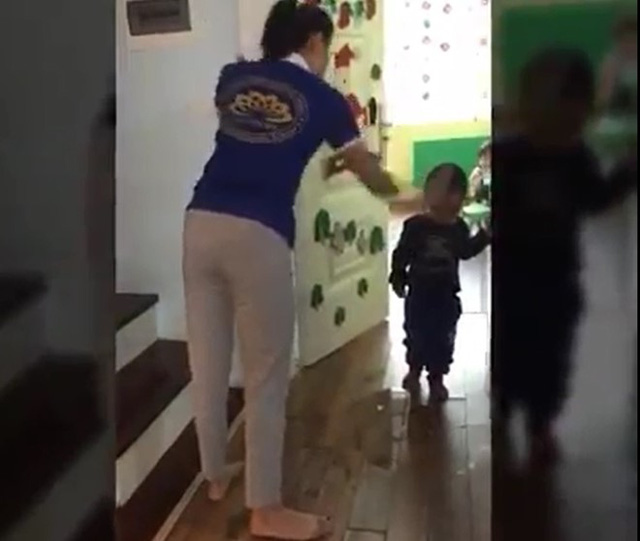 H&igrave;nh ảnh c&ocirc; gi&aacute;o t&aacute;t học sinh tại trường mầm non Sen V&agrave;ng, quận Hai B&agrave; Trưng, H&agrave; Nội