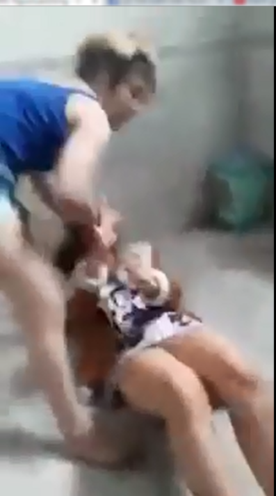 Đánh đập, túm tóc, lột đồ