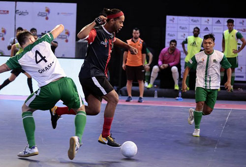 So tài futsal cùng Ryan Giggs, Ronaldinho