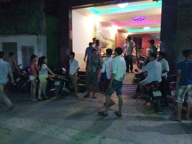 Cầm cốc đập vào đầu đối thủ tại quán karaoke, bị đâm chết