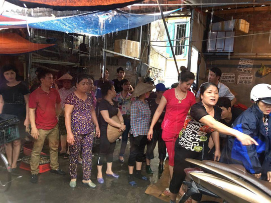Xem x&eacute;t khởi tố vụ hất chất bẩn v&agrave;o người phụ nữ b&aacute;n thịt heo gi&aacute; rẻ - Ảnh 2.