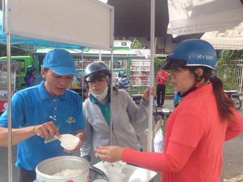 Đưa gạo sạch đến công nhân