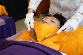 Thú massage bằng dao phay khiến nhiều người rùng mình