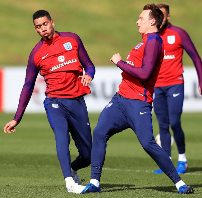 
Nếu Phil Jones vắng mặt, đ&acirc;y sẽ l&agrave; tổn thất to lớn với Man United trong giai đoạn kh&oacute; khăn nhất m&ugrave;a giải
