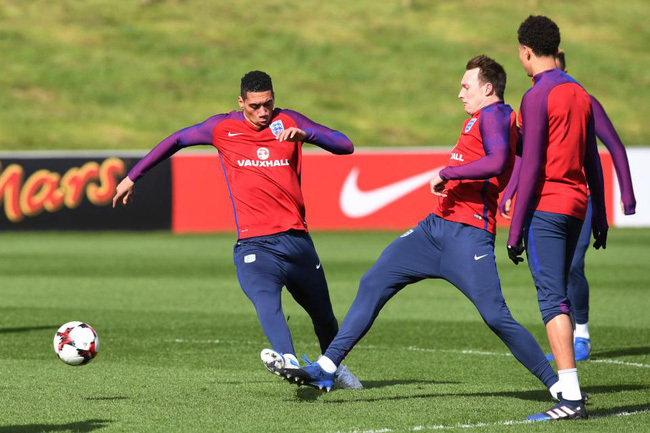 “Gà nhà” đá nhau gãy chân, HLV Mourinho lo sốt vó