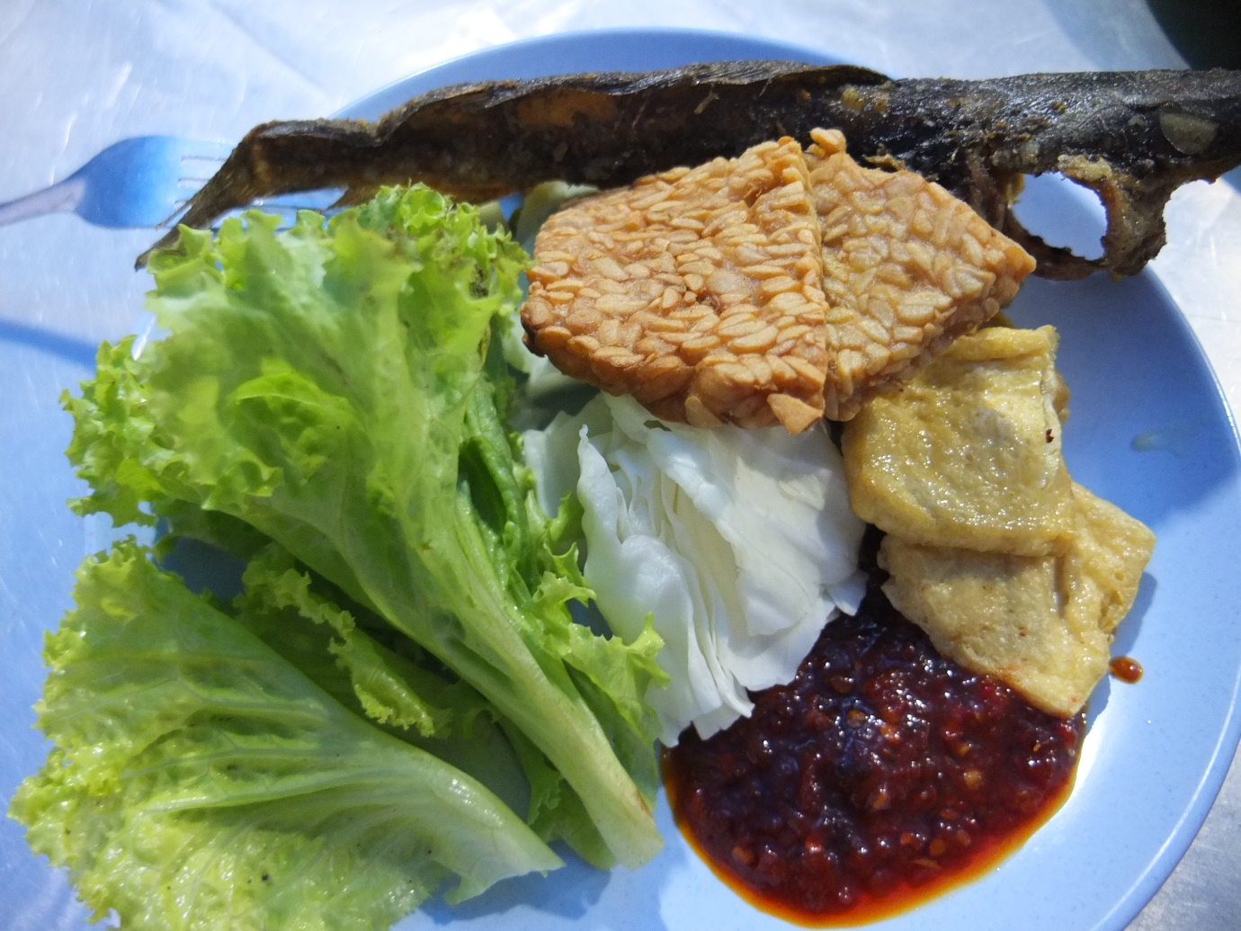 
Đậu hủ chi&ecirc;n, c&aacute; tr&ecirc; chi&ecirc;n chấm sambal
