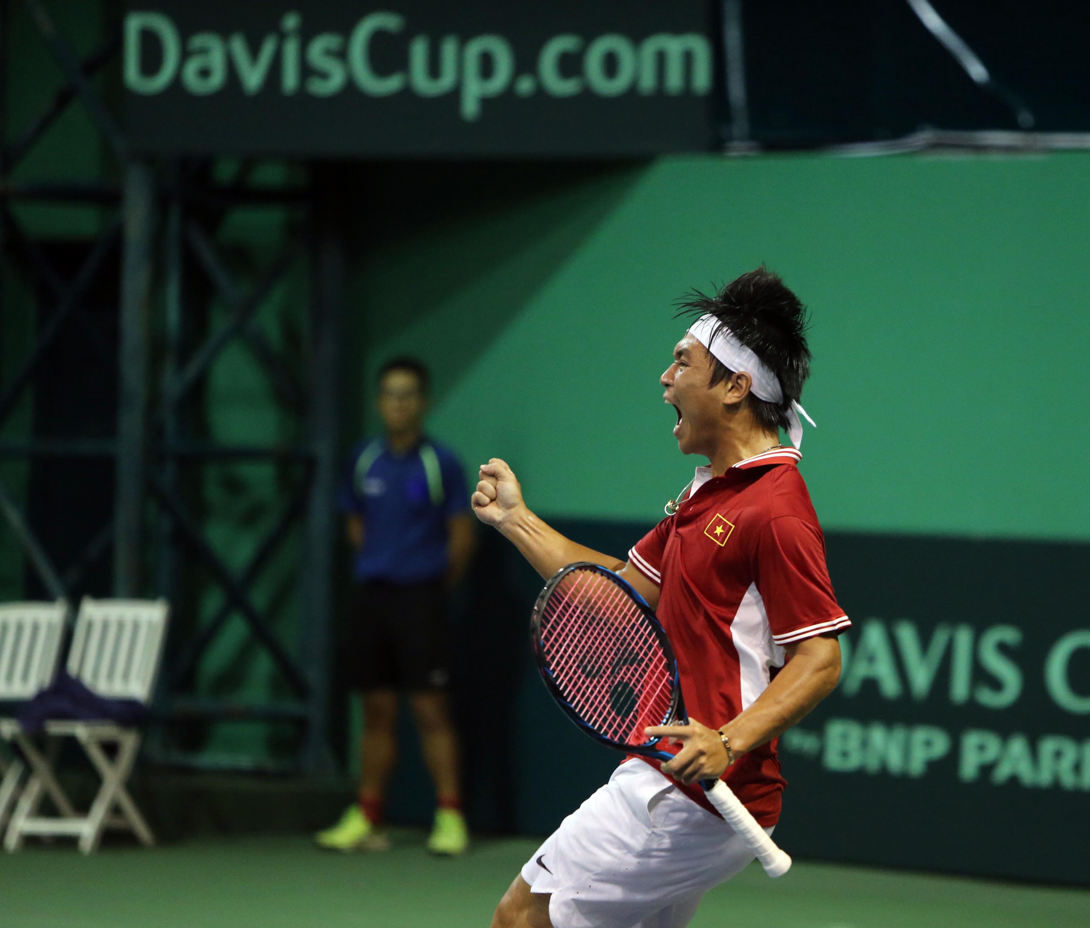 
Niềm vui của Thi&ecirc;n khi chiến thắng 7-6 ở v&aacute;n đầu sau loạt tie-break căng thẳng
