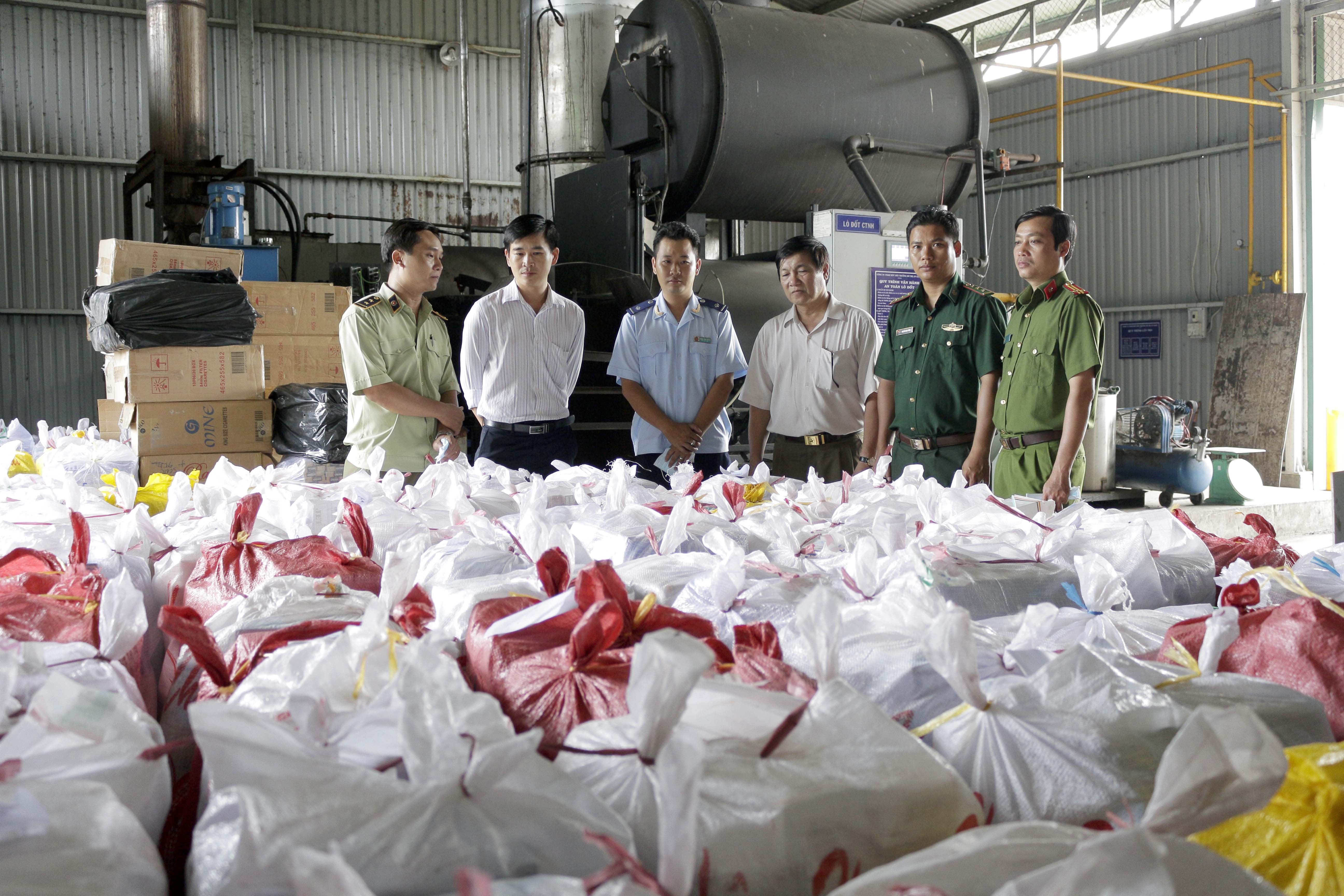 Lượng thuốc lá lậu khủng được tập kết đến Nhà máy xử lý chất thải dưới sự chứng kiến của đại diện các cơ quan chức năng