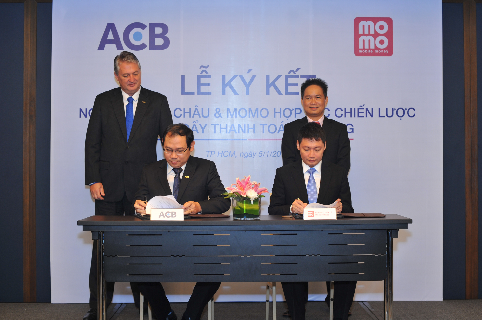 ACB bắt tay với MoMo thúc đẩy thanh toán di động