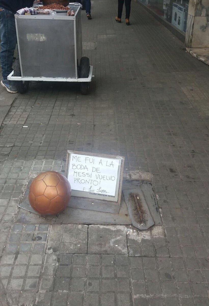 Dự đám cưới Messi, Suarez bị fan lật tượng ở quê nhà - Ảnh 3.