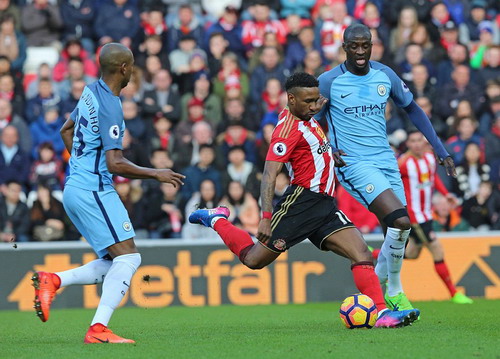 Defoe suýt có bàn mở tỉ số sớm cho Sunderland