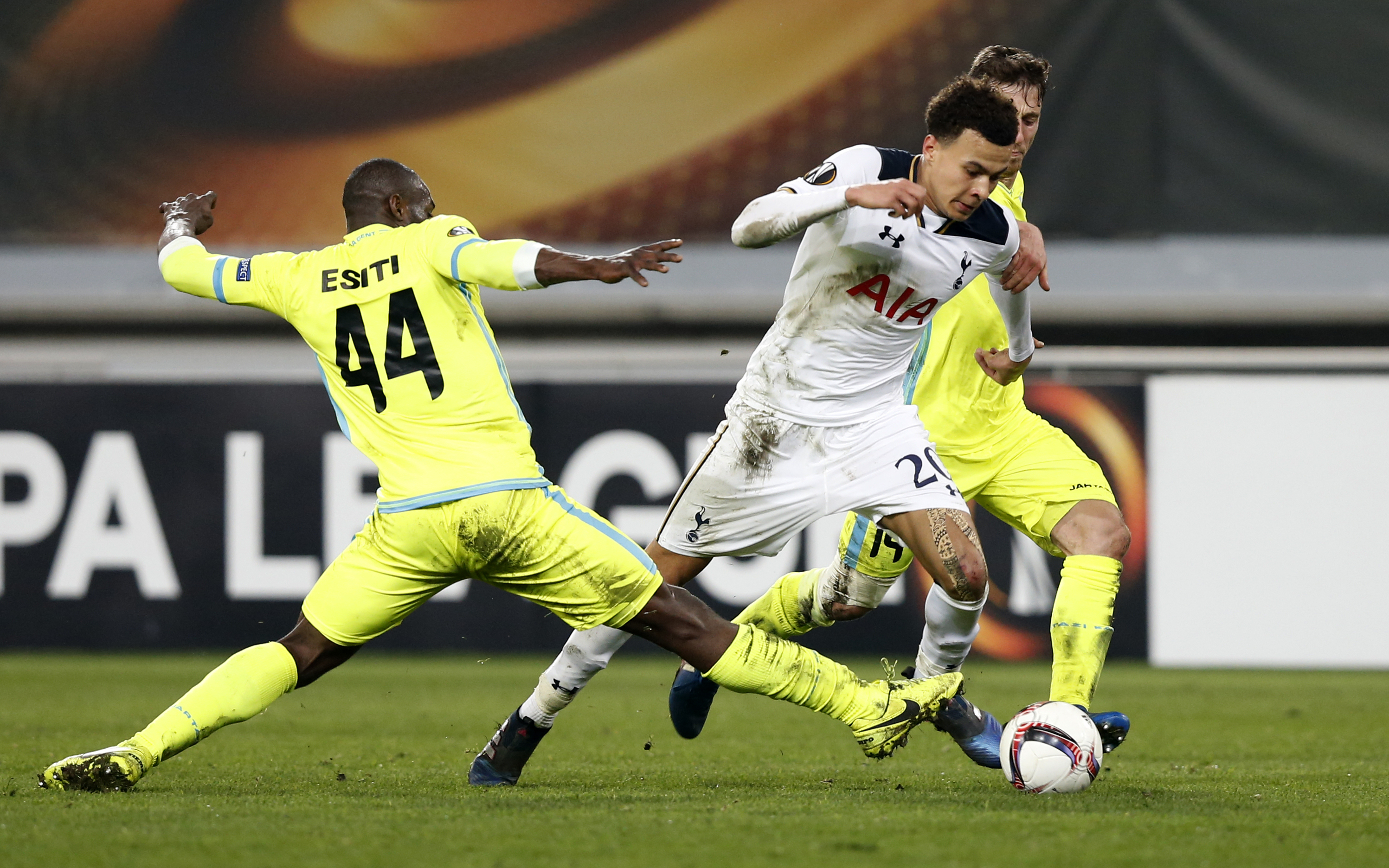 
Dele Alli (giữa) v&agrave; c&aacute;c cầu thủ Tottenham cần dứt điểm ch&iacute;nh x&aacute;c hơn ở lượt về nếu muốn v&agrave;o v&ograve;ng 1/8 Europa League Ảnh: REUTERS
