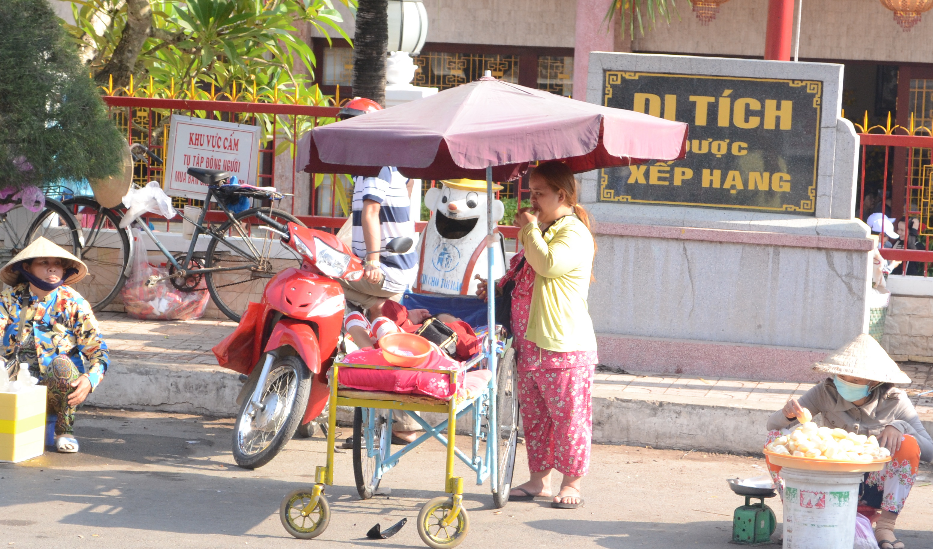 Đem trẻ em bị bệnh tật để xin tiền du khách.