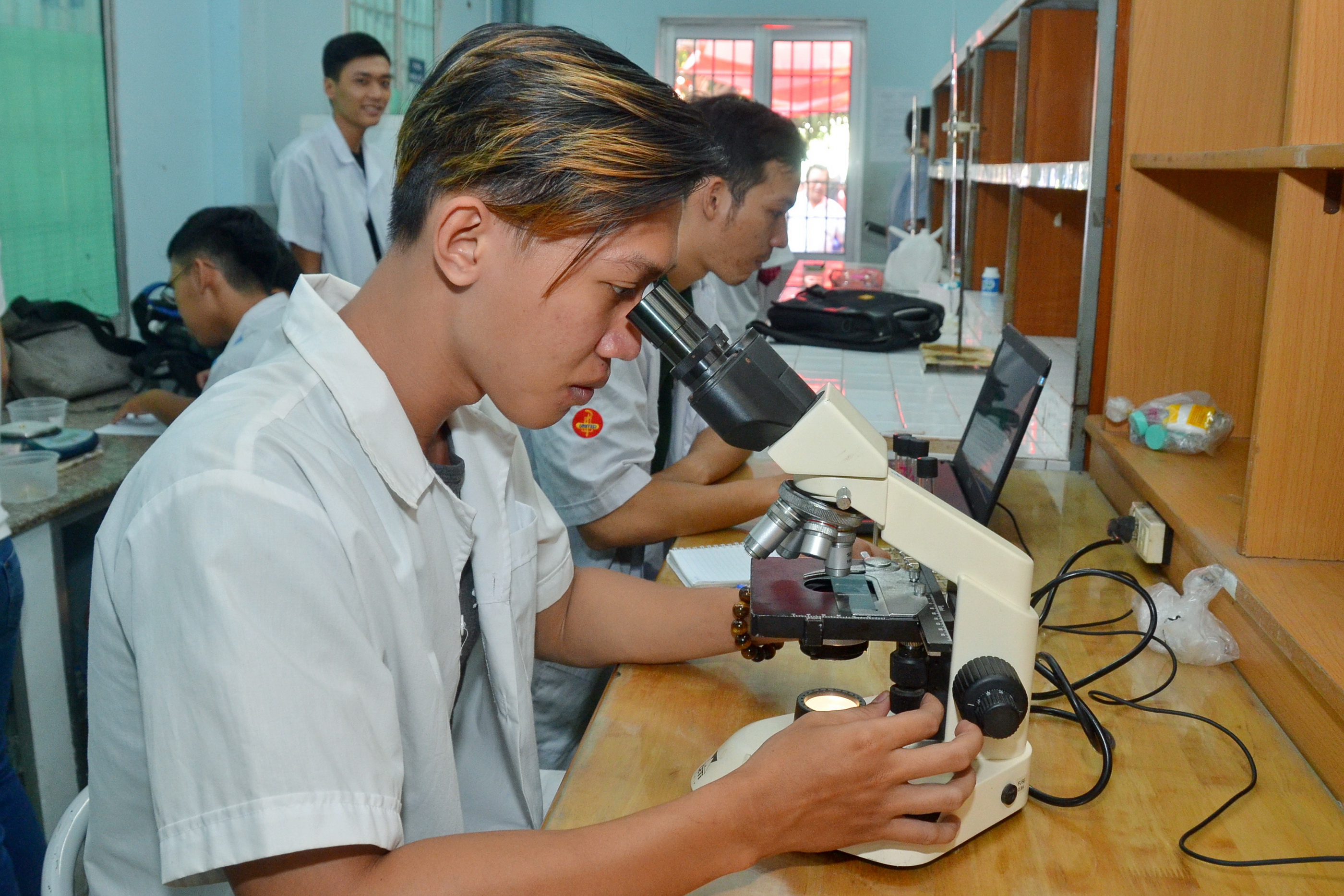 
Điều kiện thực tập, thực h&agrave;nh tại c&aacute;c trường ĐH c&ograve;n rất ngh&egrave;o n&agrave;n Ảnh: Tấn Thạnh
