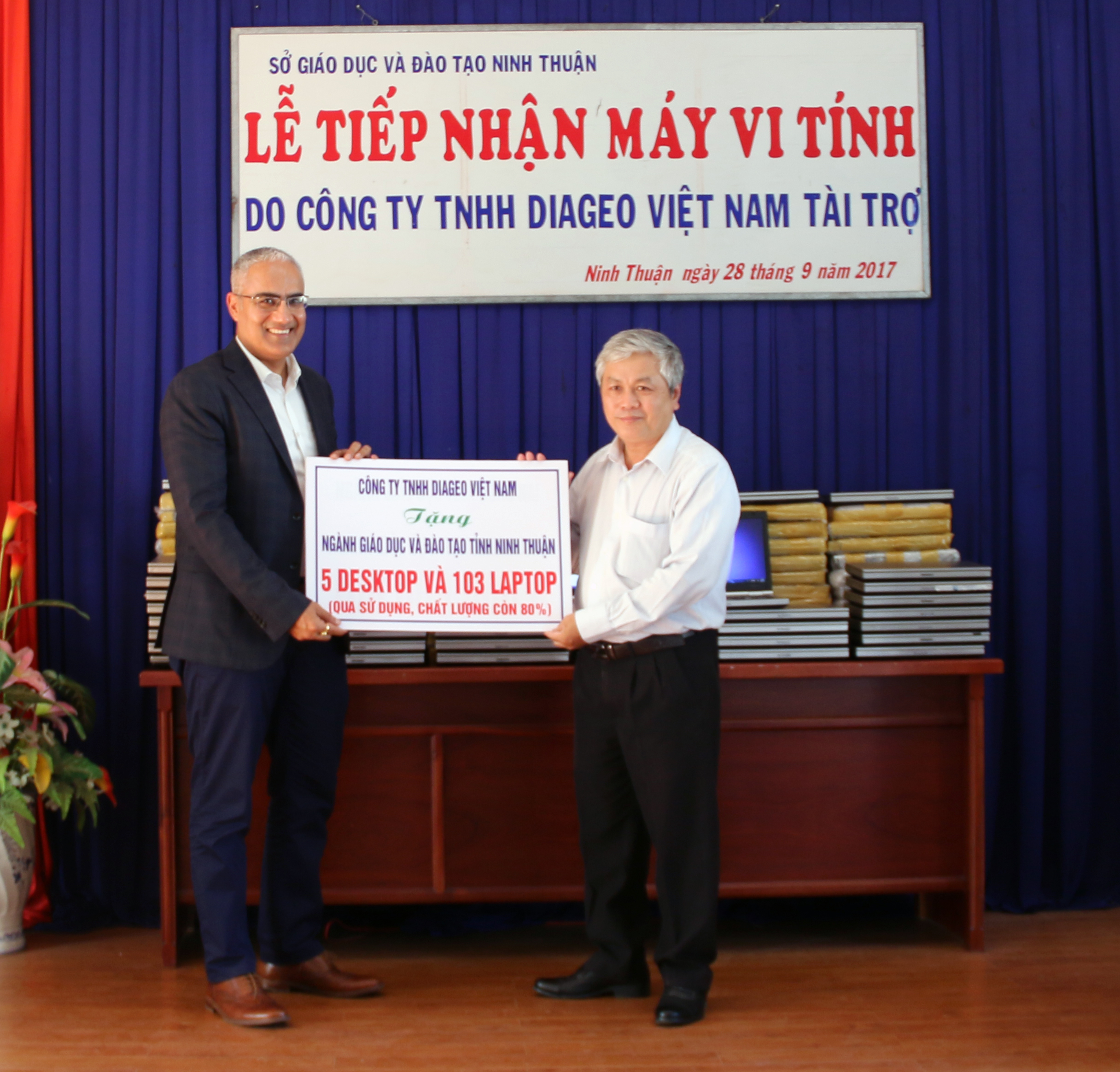 Diageo Việt Nam tặng hơn 100 máy tính cho học sinh nghèo Ninh Thuận