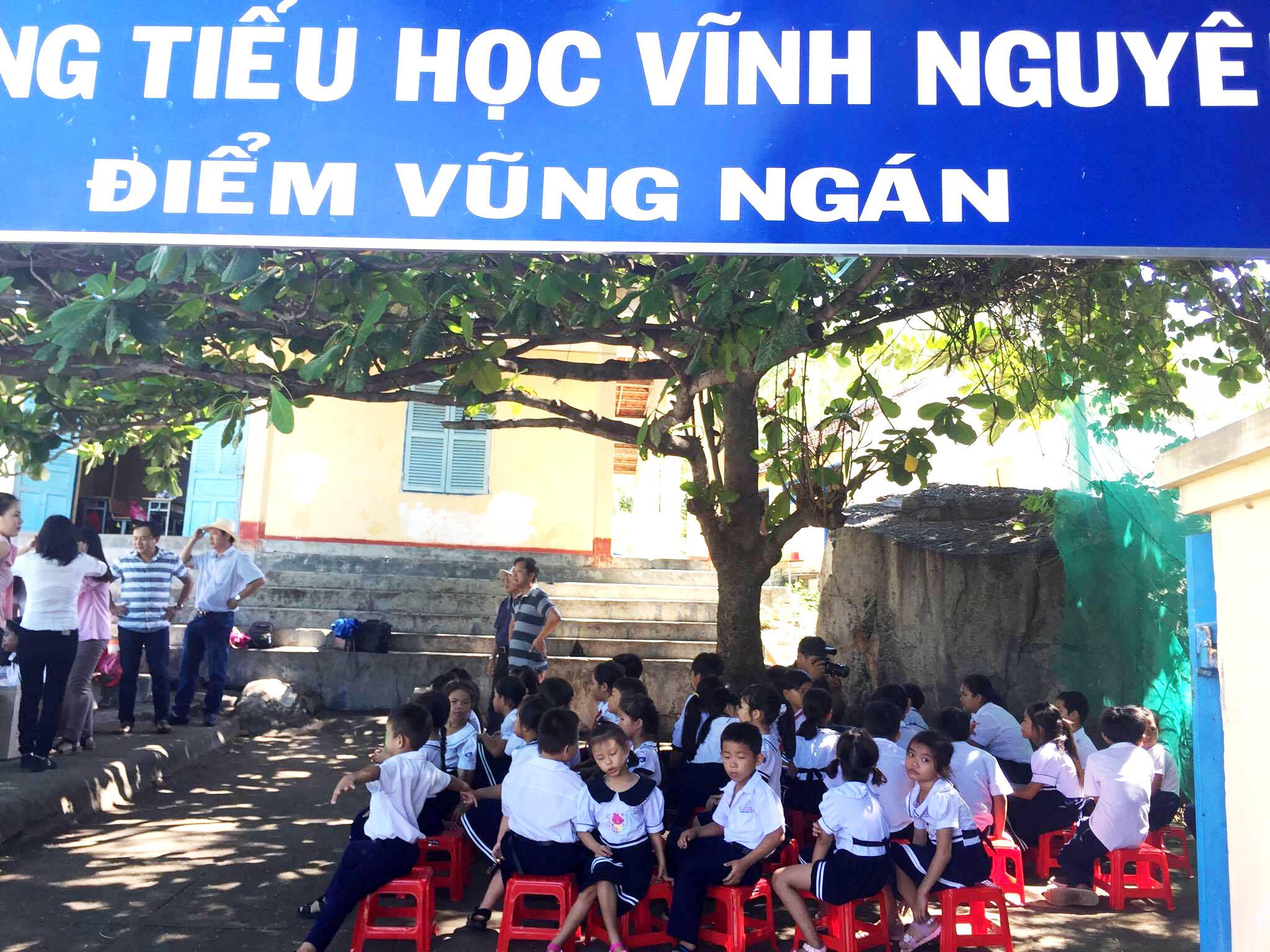 Trung thu sớm cho trẻ em biển đảo Kh&aacute;nh H&ograve;a - Ảnh 2.