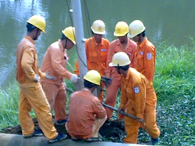 Bảo vệ lưới điện mùa mưa bão