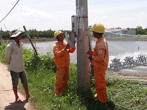 Kéo điện về giúp dân nuôi tôm