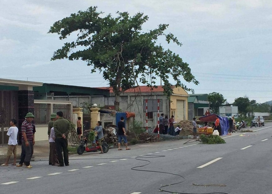 Vướng dây điện đứt sau bão số 10, hai người tử vong
