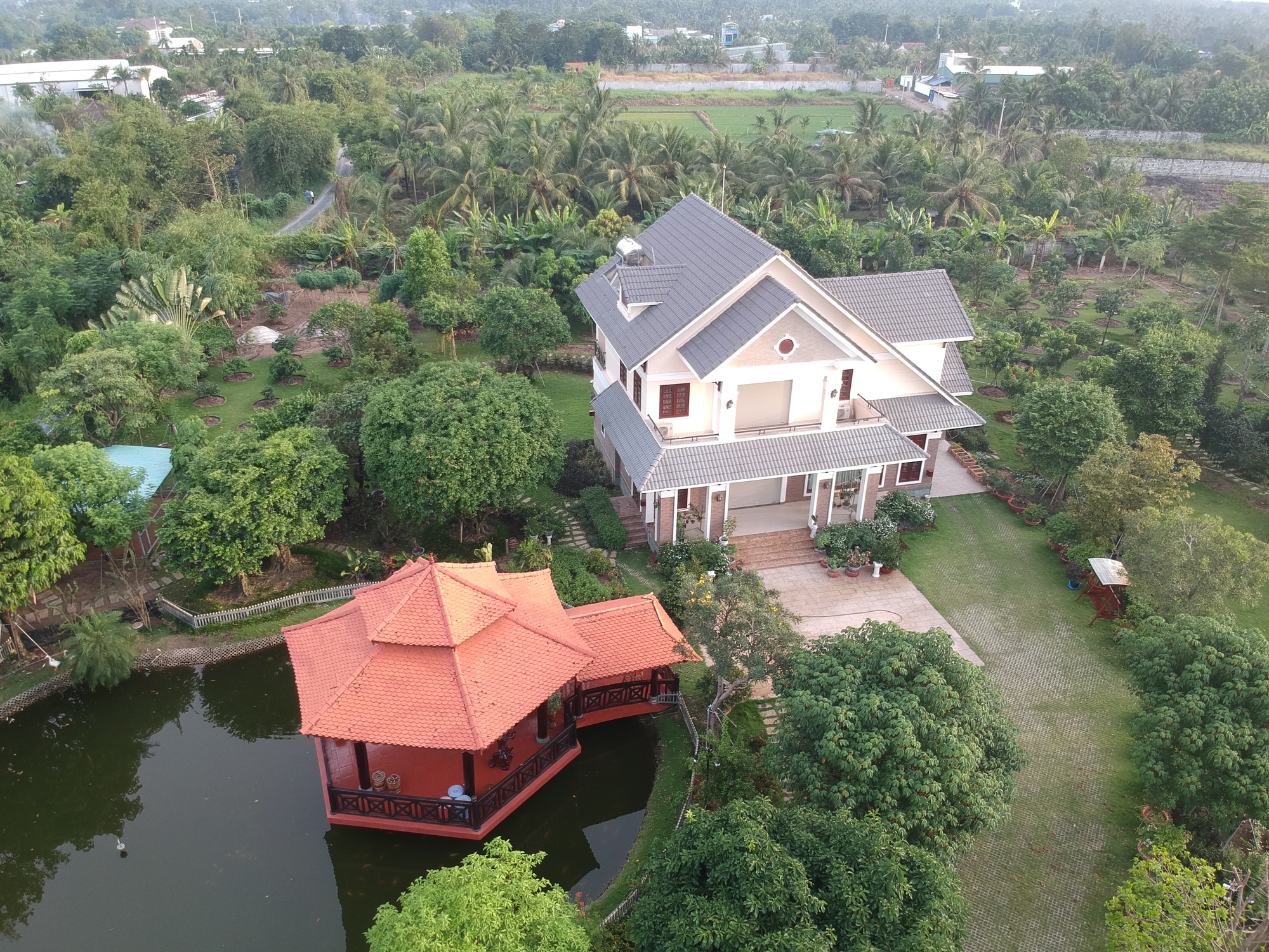 Nguyên Thứ trưởng Bộ TN-MT Bùi Cách Tuyến phản hồi về "biệt phủ"