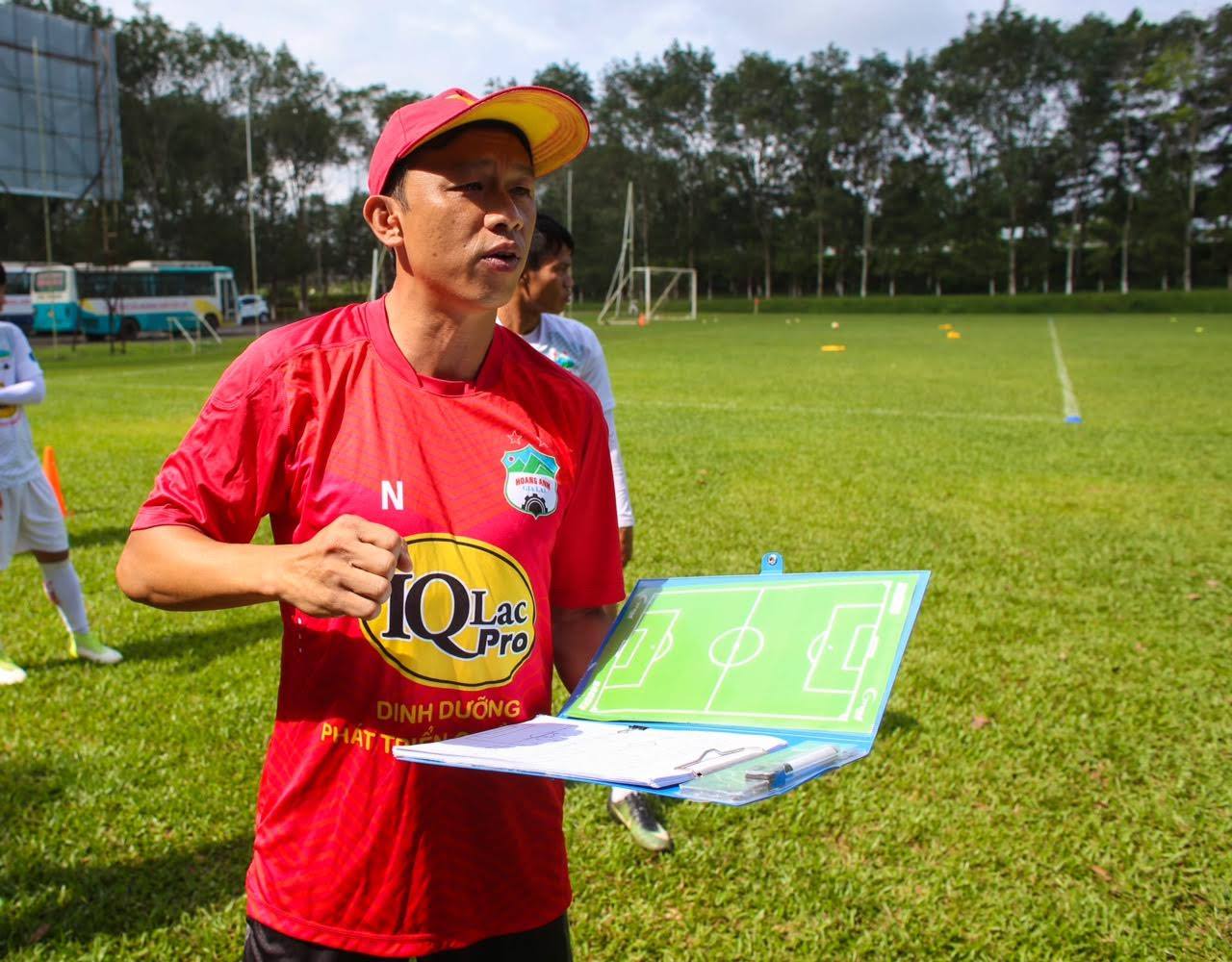 Khoảnh khắc b&agrave;n giao ghế HLV trưởng HAGL: Vui buồn lẫn lộn - Ảnh 4.