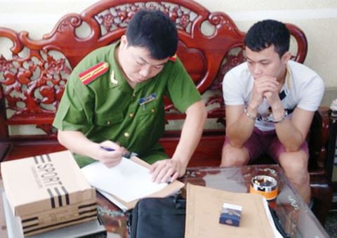 Bắt nhóm lừa làm sổ đỏ, bằng giả, bán iPhone ở TP HCM