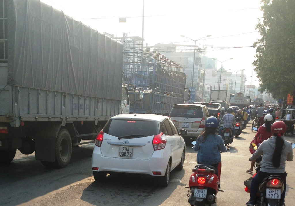 
Xe &ocirc; t&ocirc; k&eacute;o d&agrave;i từ ng&atilde; ba Vĩnh Th&aacute;i,qua cầu Dứa
