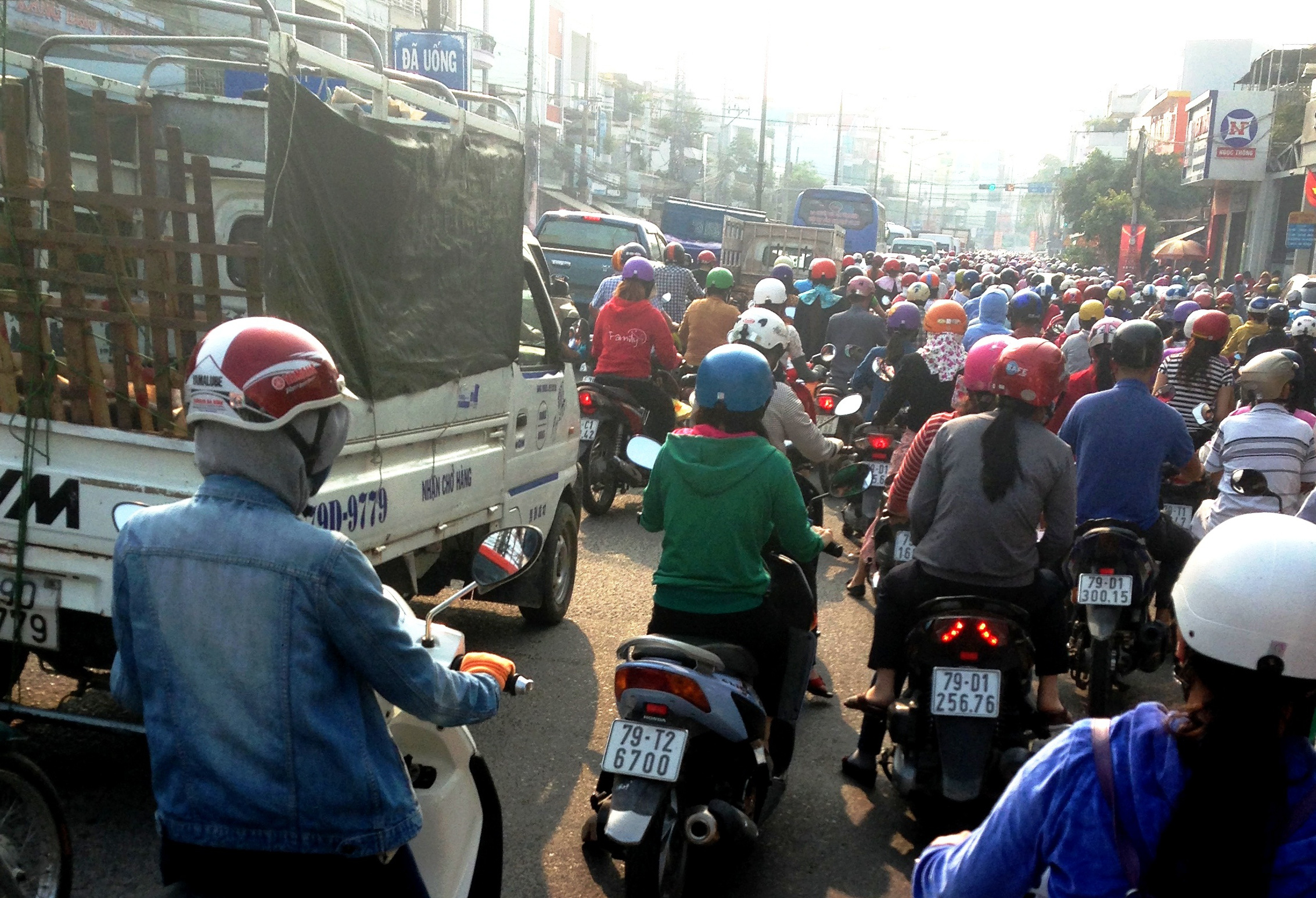 
Đoạn qua g&aacute;c chắn đường sắt đường 23-10
