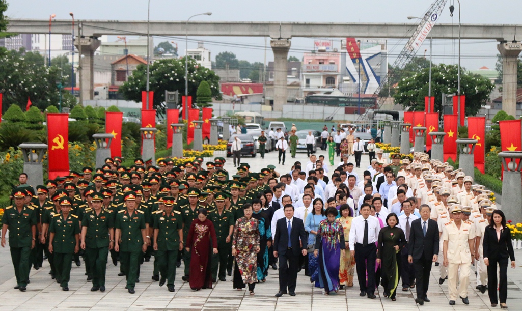 Lãnh đạo TP HCM viếng Nghĩa trang Liệt sĩ TP