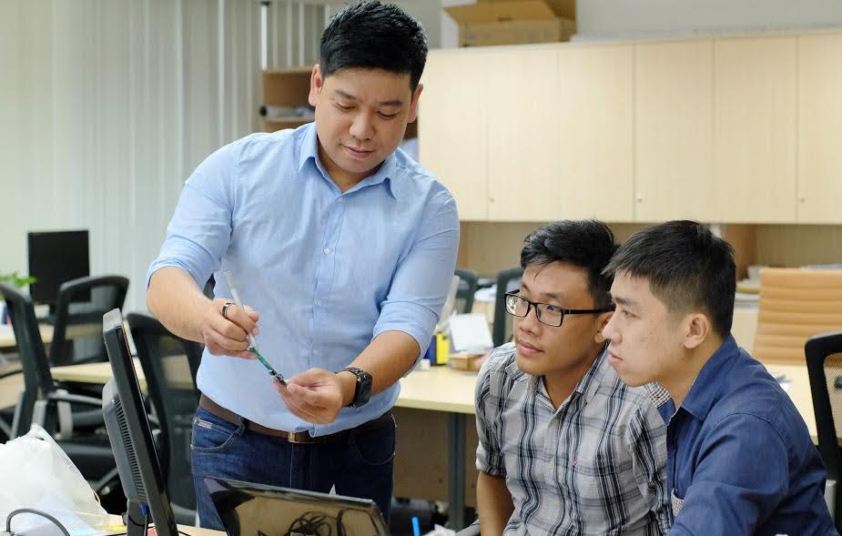 Anh Đoàn Thiên Phúc (đứng) cùng đồng nghiệp