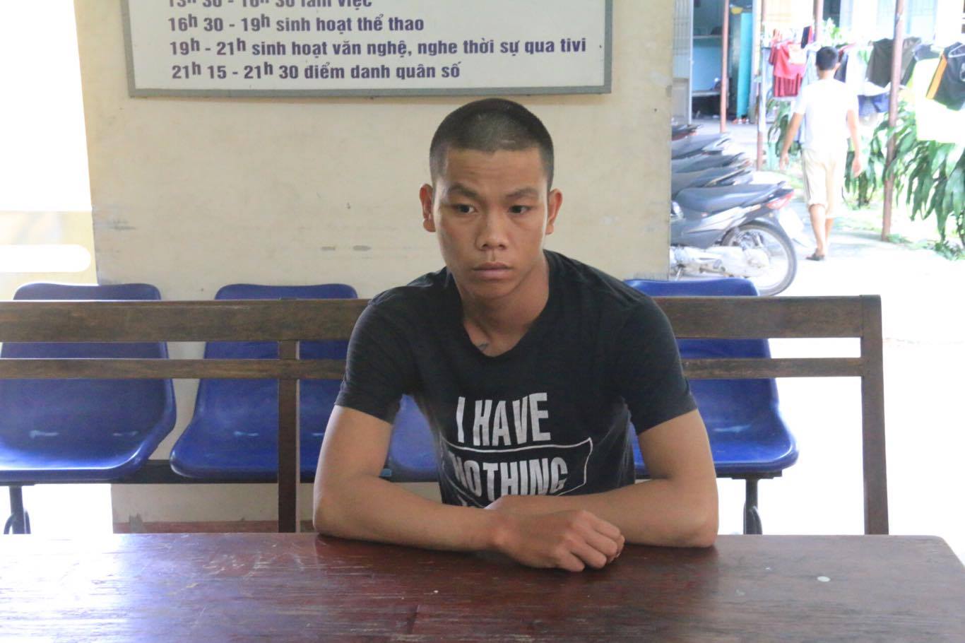 Tạm giữ côn đồ ngang nhiên đập phá ô tô trong đêm - Ảnh 1.