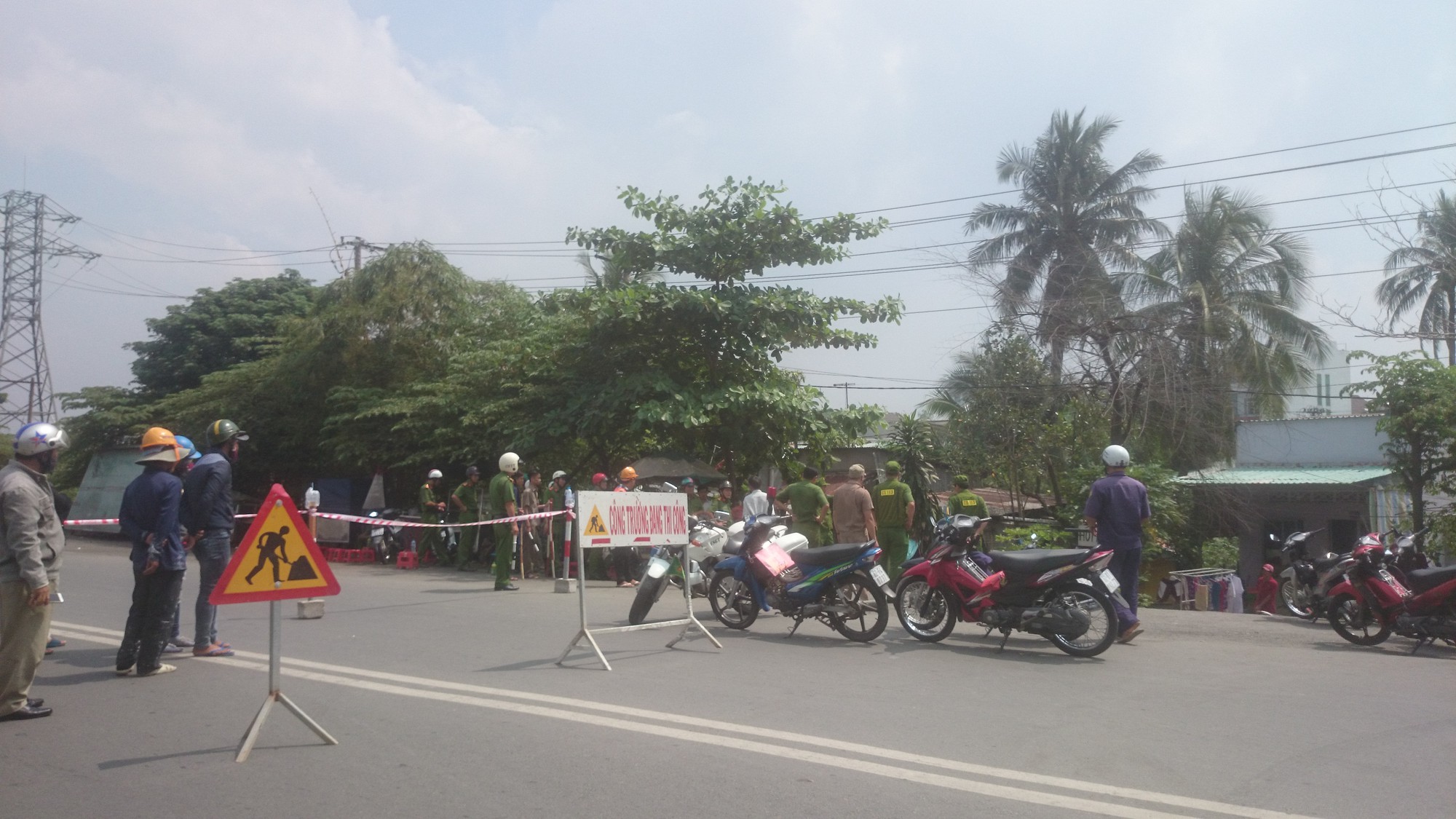 Trên đường lên trụ sở công an, bỗng cầm dao cố thủ