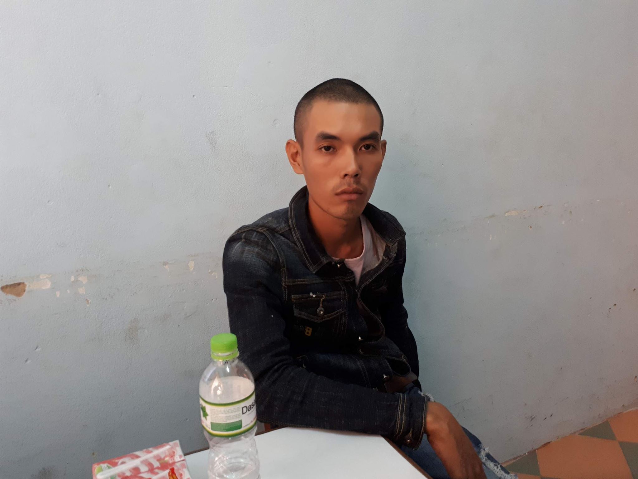Bắt khẩn cấp đối tượng ném gạch khiến nam thanh niên tử vong - Ảnh 1.