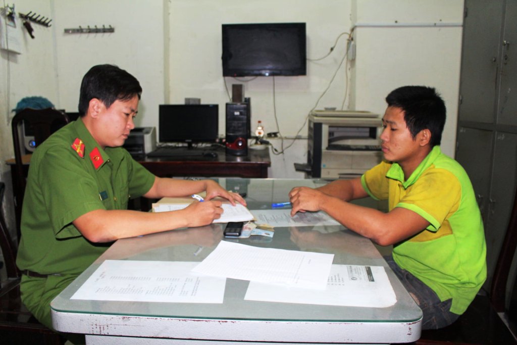Vào trạm y tế hiếp dâm, cướp của
