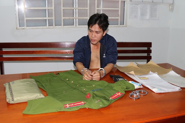 Mặc trang phục công an vào quán nhậu để "chém gió"