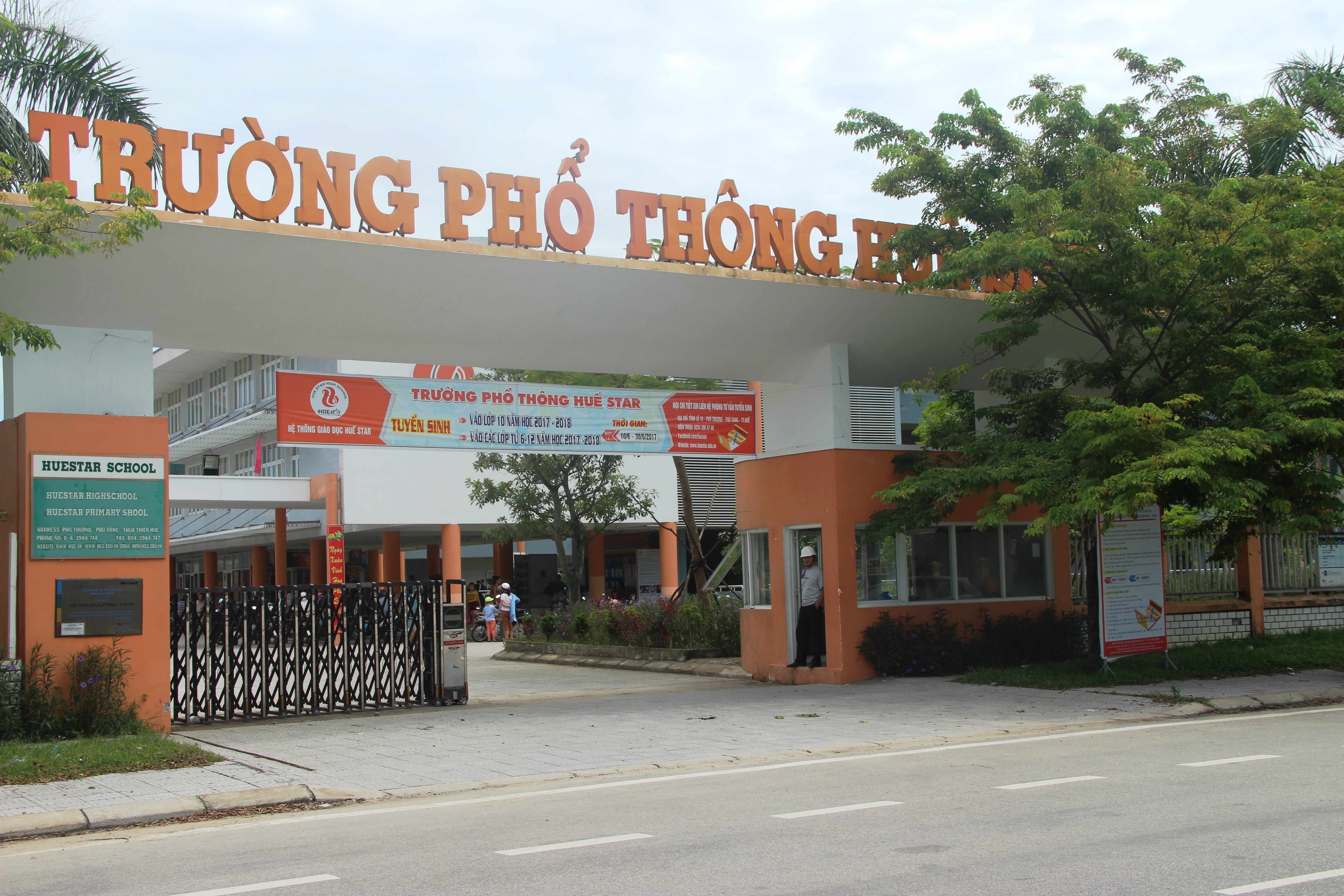 Chủ sở hữu nợ tiền, ngân hàng niêm phong trường học