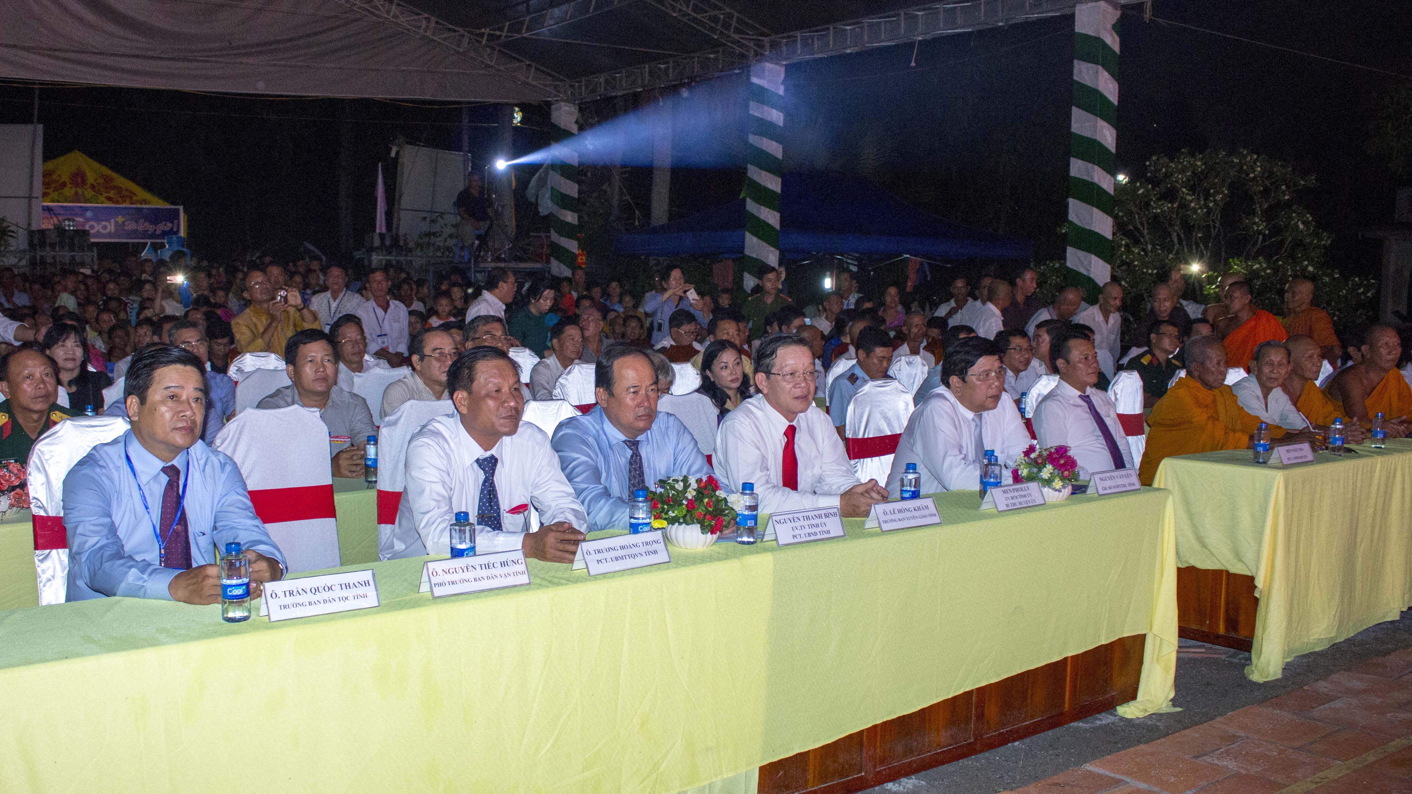 
Đ&ocirc;ng đảo người d&acirc;n đến tham dự khai mạc ng&agrave;y hội
