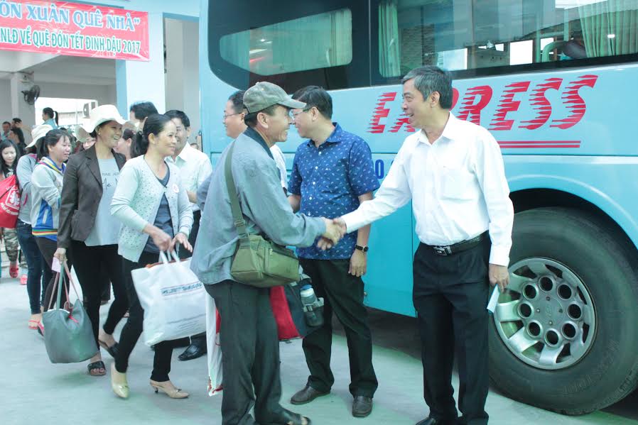 L&atilde;nh đạo LĐLĐ TP HCM, Quận ủy v&agrave; LĐLĐ quận B&igrave;nh Thạnh bắt tay c&ocirc;ng nh&acirc;n trước khi họ l&ecirc;n xe về qu&ecirc;