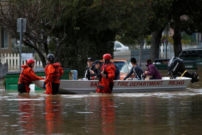 Lực lượng cứu hộ d&ugrave;ng thuyền cứu hơn 200 người. Ảnh: Reuters