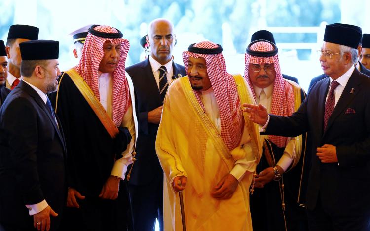 Quốc vương Ả Rập Saudi đến Malaysia hôm 26-2. Ảnh: REUTERS