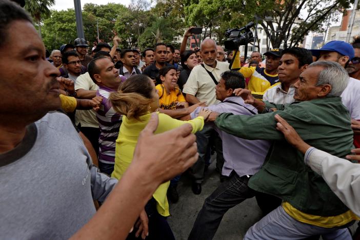 Tổng thống Venezuela thề giải quyết mâu thuẫn trong vài giờ