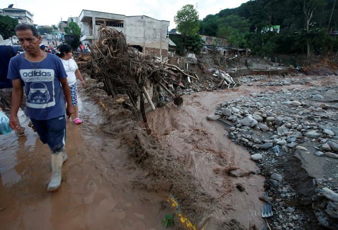 Nhiều khu phố và 2 cây cầu trong TP Mocoa bị tàn phá. Ảnh: Reuters