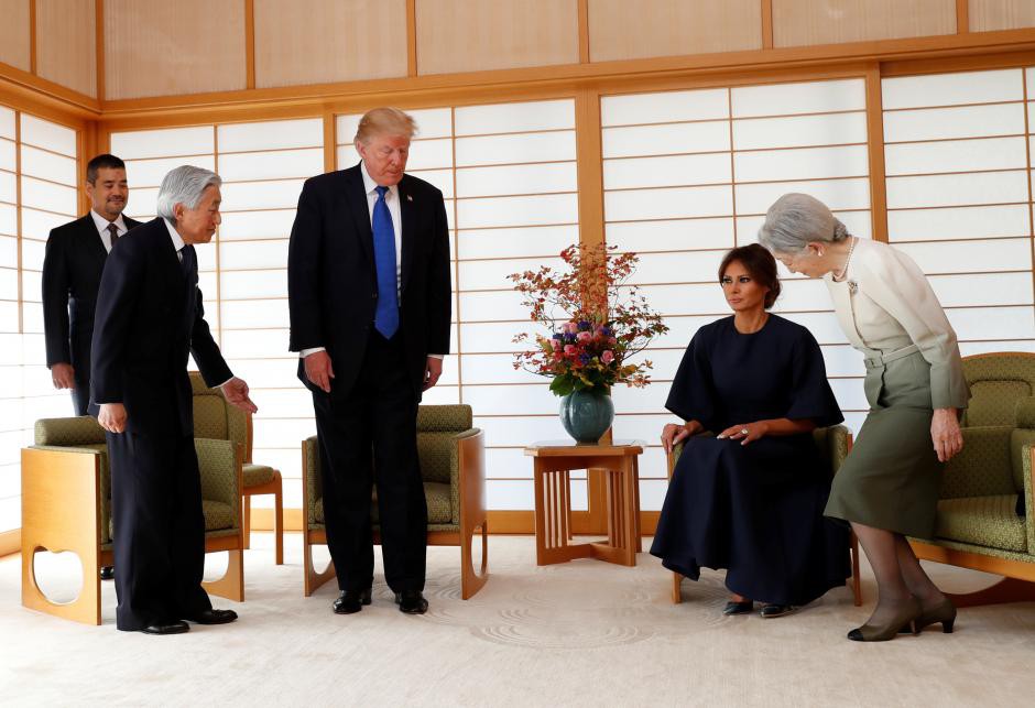 &Ocirc;ng Donald Trump kh&ocirc;ng c&uacute;i người ch&agrave;o Nhật ho&agrave;ng - Ảnh 4.
