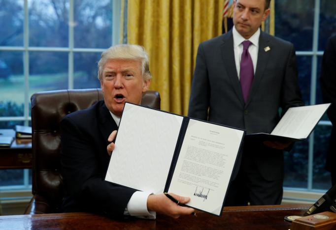 Ông Trump và sắc lệnh rút nước Mỹ khỏi hiệp định TPP. Ảnh: REUTERS