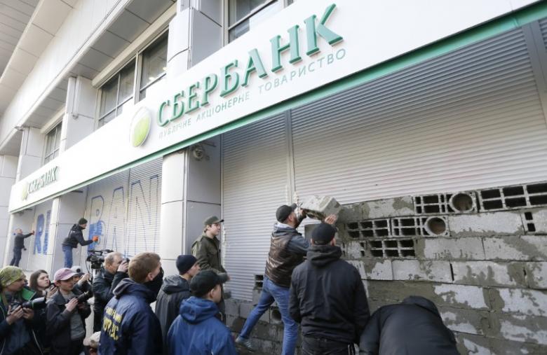Lệnh trừng phạt đối với các chi nhánh ngân hàng Nga ở Ukraine có hiệu lực từ ngày 23-3. Ảnh: Reuters
